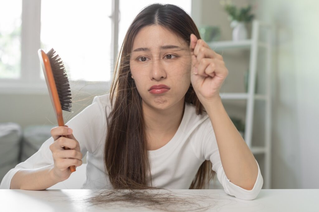 ریزش مو 1024x683 - شامپو ریزش مو چیست؟ آیا واقعا تاثیر دارد؟