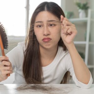 شامپو ریزش مو چیست؟ آیا واقعا تاثیر دارد؟